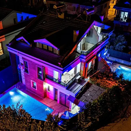 3 Bedroom - Close To The Center Villa *