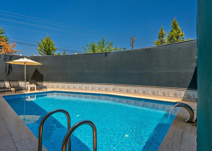 3 Bedroom - Close To The Center Villa *